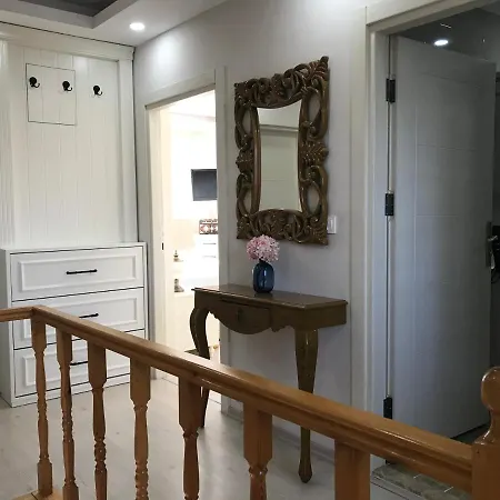 Luxury Duplex With Garden 아파트 시데